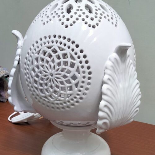 Lampada bianca decorativa a forma ovale.